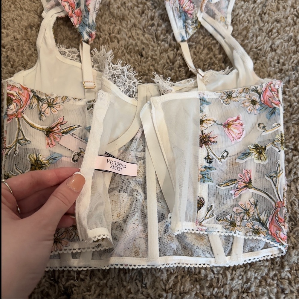 Victoria's Secret Floral Lace Corset & Panty Lingerie Set - Picture 6 of 12